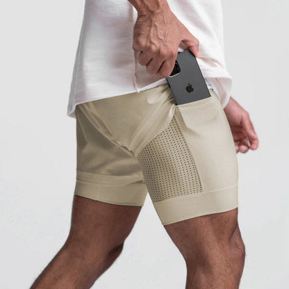 Uomo in boxer beige con tasca laterale, inserisce smartphone. Intimo maschile innovativo, design pratico, comfort quotidiano.