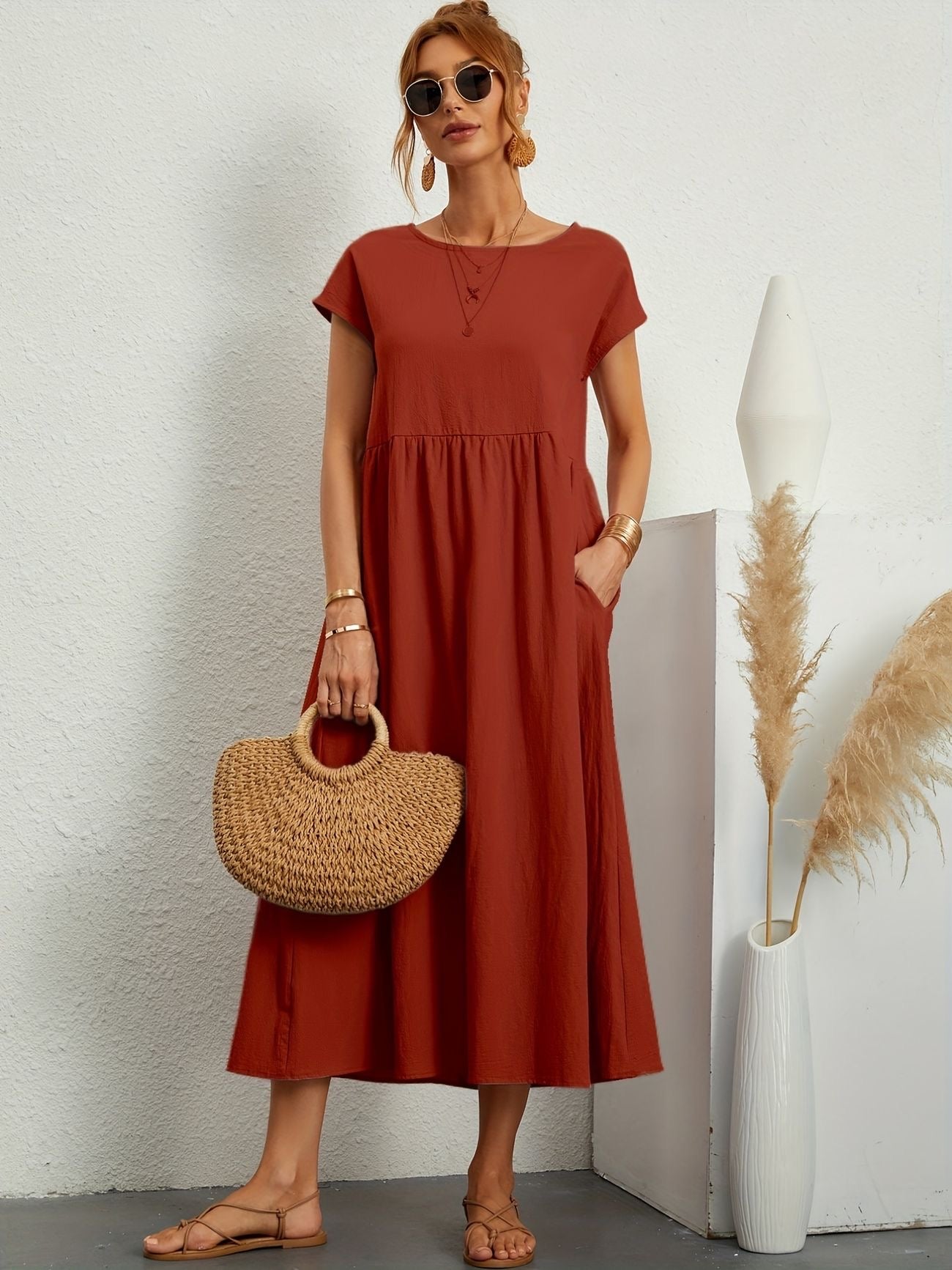Donna con abito lungo rosso, borsa di paglia, occhiali da sole. Moda estiva elegante, stile casual chic. Sfondo bianco con decorazioni minimal.