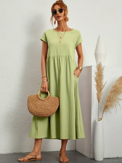 Donna con abito verde chiaro, borsa di paglia, occhiali da sole, sandali beige. Sfondo bianco con decorazioni minimaliste. Moda estiva elegante.
