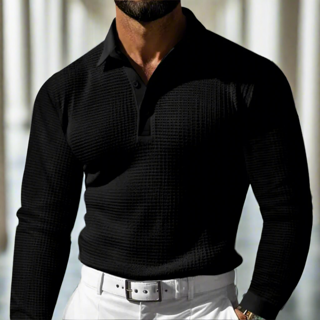 Uomo in camicia nera elegante a maniche lunghe, con pantaloni bianchi e cintura. Moda maschile, abbigliamento casual chic, stile contemporaneo.