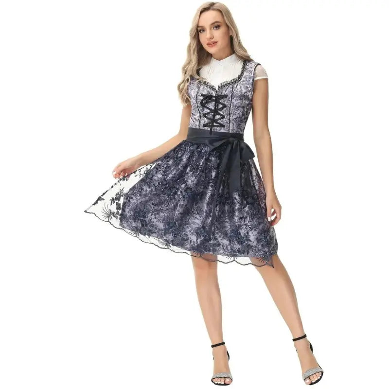 Donna in abito vintage nero e bianco con pizzo floreale, corsetto e cintura, posa elegante. Moda retrò, abbigliamento femminile chic.