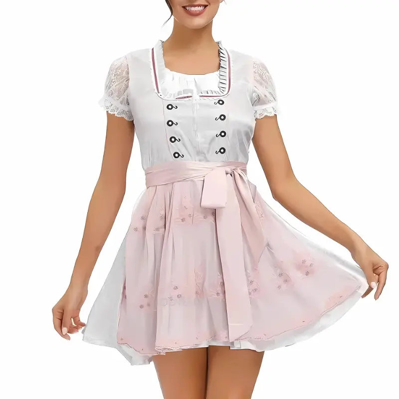 Donna in abito tradizionale bavarese, dirndl bianco e rosa, con dettagli in pizzo e bottoni decorativi. Moda Oktoberfest, abbigliamento tradizionale.