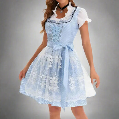 Abito tradizionale bavarese dirndl blu con dettagli in pizzo bianco, camicetta a maniche corte e fiocco in vita, moda Oktoberfest elegante.