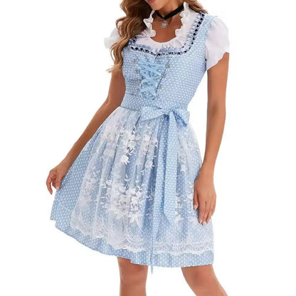 Abito tradizionale bavarese blu con dettagli in pizzo bianco, fiocco in vita e camicetta bianca. Perfetto per Oktoberfest e feste a tema.