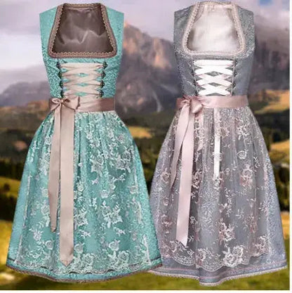 Due abiti tradizionali dirndl, uno verde acqua e uno grigio, con dettagli in pizzo e nastri, su sfondo montano alpino. Moda bavarese elegante.
