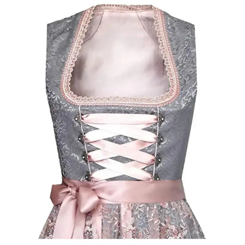 Dirndl tradizionale grigio con dettagli in pizzo rosa, corsetto con nastri incrociati e fiocco in vita. Abito bavarese elegante per Oktoberfest.