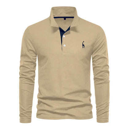 Maglia polo beige a maniche lunghe con colletto classico e logo ricamato, ideale per moda casual uomo. Stile elegante e versatile.