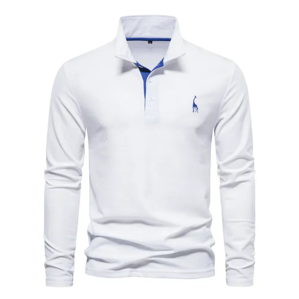 Maglia polo bianca a maniche lunghe con colletto classico e logo ricamato blu, ideale per abbigliamento casual ed elegante.