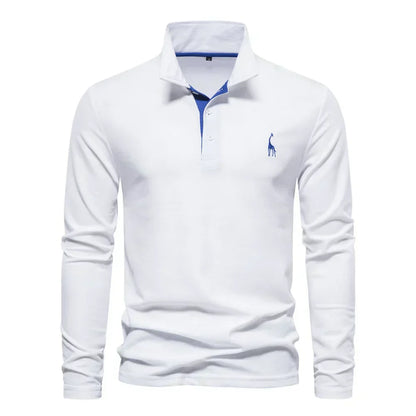 Maglia polo bianca a maniche lunghe con colletto classico e logo ricamato blu, ideale per abbigliamento casual ed elegante.