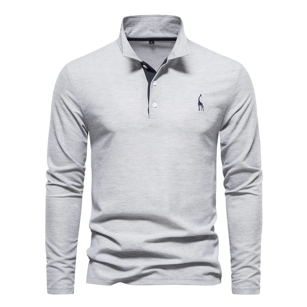 Maglia polo grigia a maniche lunghe, colletto classico, logo ricamato a forma di giraffa. Elegante e casual, ideale per moda uomo autunno.