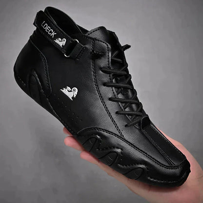 Scarpa sportiva nera in pelle con logo bianco, design moderno e lacci, tenuta in mano. Calzatura elegante e confortevole per uomo.