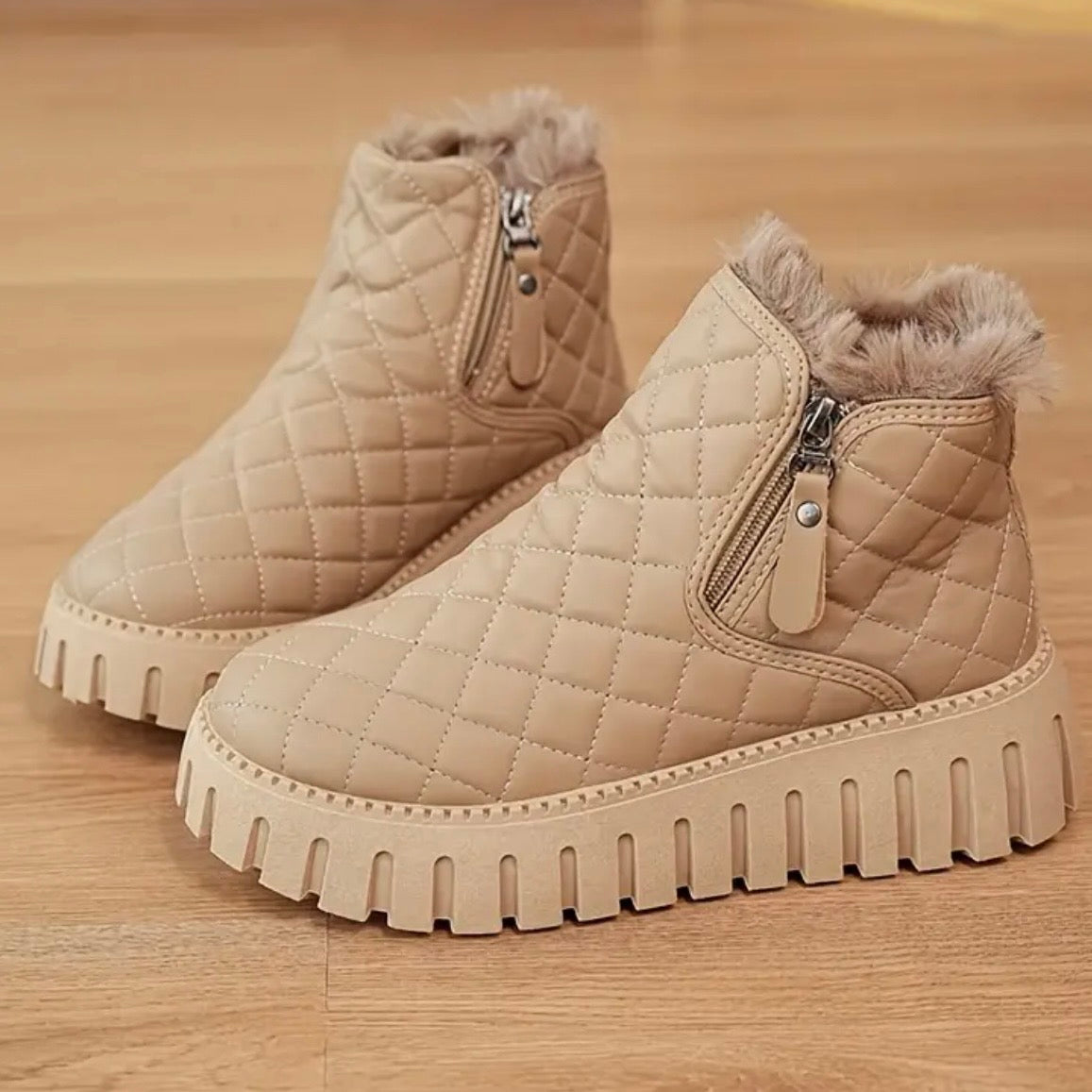 Dames vinterstøvler med quiltet overdel og sidelås