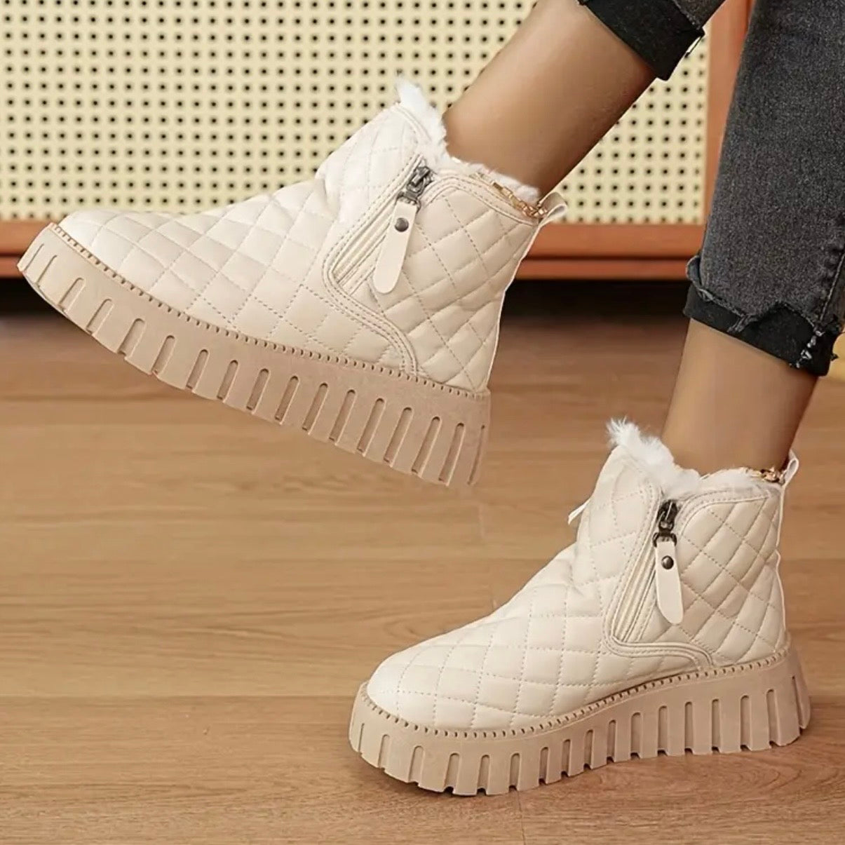 Dames vinterstøvler med quiltet overdel og sidelås