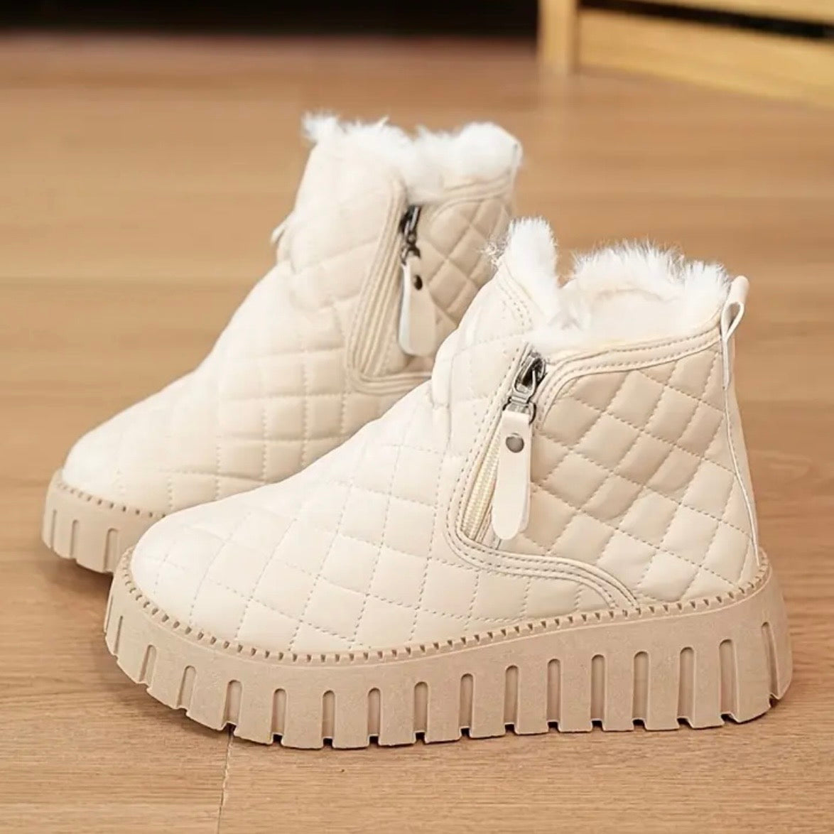 Dames vinterstøvler med quiltet overdel og sidelås