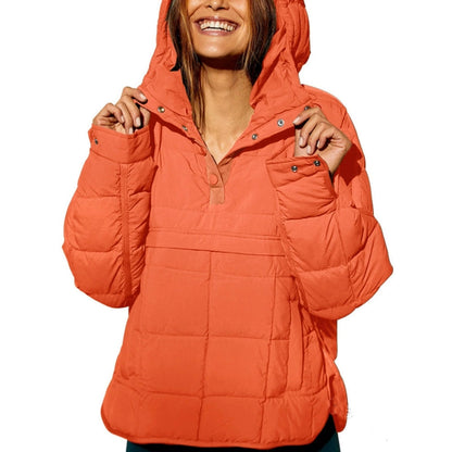 Donna sorridente con giacca a vento arancione, cappuccio alzato. Moda invernale, abbigliamento caldo, giacca trapuntata, stile casual.