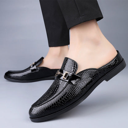 Scarpe mocassini uomo in pelle nera lucida con motivo a serpente, fibbia metallica, eleganti e moderne, ideali per abbigliamento formale.