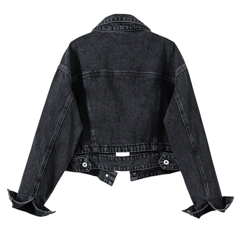 Giacca di jeans nera, stile casual, vista posteriore. Moda denim, abbigliamento trendy, giacca in denim per uomo e donna.