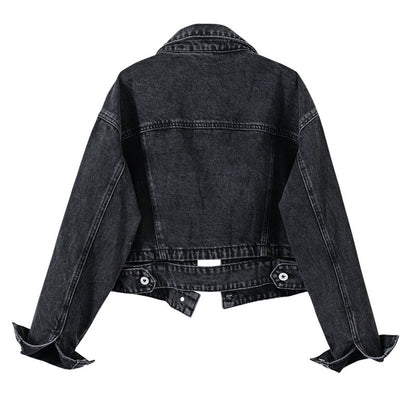 Giacca di jeans nera, stile casual, vista posteriore. Moda denim, abbigliamento trendy, giacca in denim per uomo e donna.
