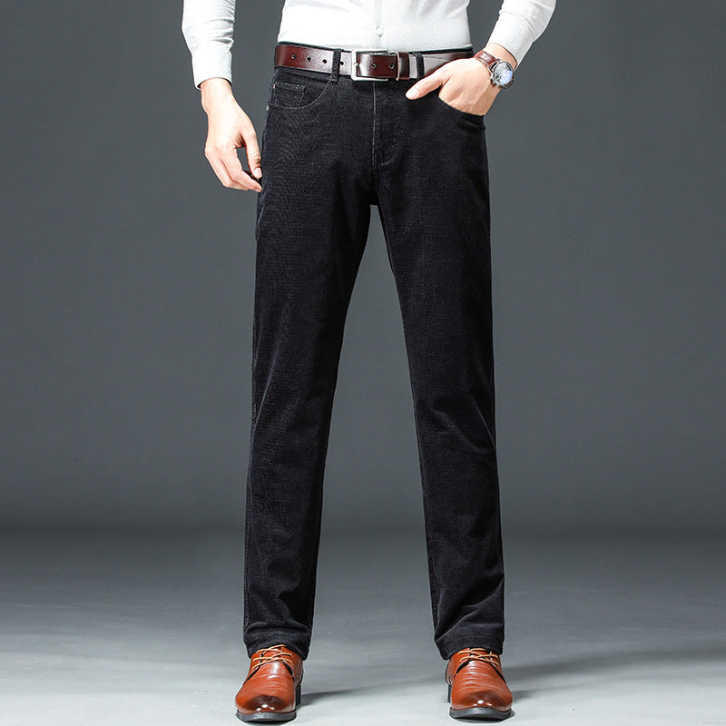 Pantaloni uomo in velluto nero, eleganti e moderni, abbinati a cintura marrone e scarpe in pelle. Ideali per look casual e formali.