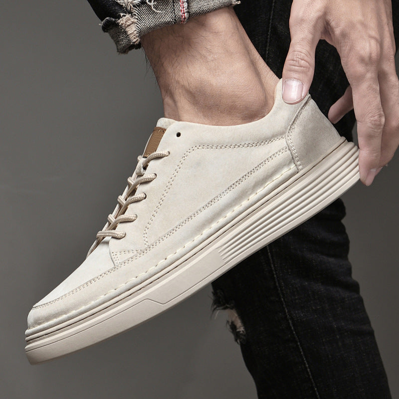 Scarpa da ginnastica beige in pelle scamosciata, design moderno, suola spessa, indossata con jeans strappati. Scarpe casual uomo eleganti.