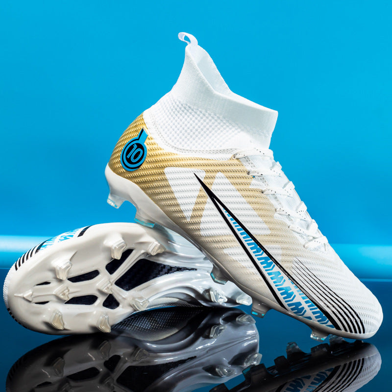 Scarpe da calcio bianche con dettagli dorati e blu, design moderno, suola con tacchetti, sfondo blu. Ideali per prestazioni sportive elevate.
