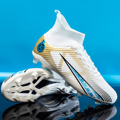 Scarpe da calcio bianche con dettagli dorati e blu, design moderno, suola con tacchetti, sfondo blu. Ideali per prestazioni sportive elevate.