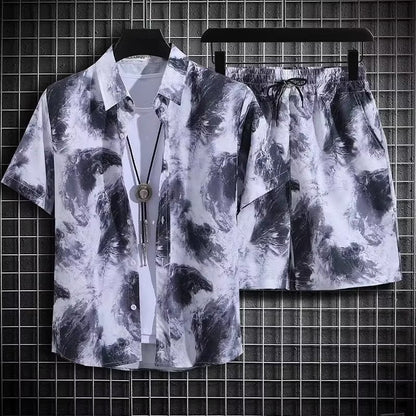 Completo estivo uomo, camicia e pantaloncini, motivo tie-dye bianco e nero, stile casual, appeso su griglia metallica.