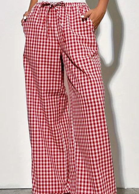 Pantaloni a quadri rossi e bianchi, stile casual, con tasche laterali. Moda donna, abbigliamento estivo, tessuto leggero e comodo.