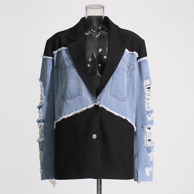 Giacca in denim e tessuto nero, design patchwork, con dettagli strappati e tasche frontali. Moda streetwear, stile casual e contemporaneo.