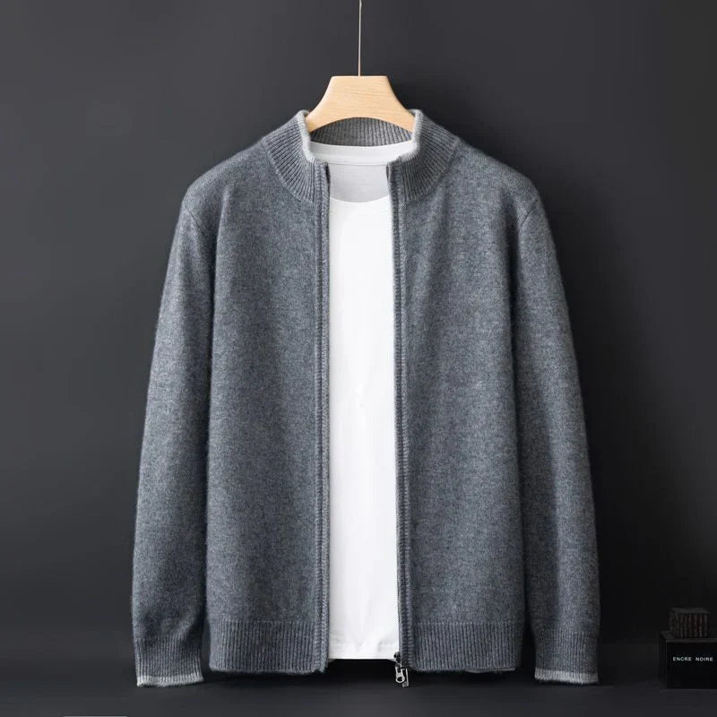 Cardigan grigio in lana su gruccia, sfondo nero, con maglietta bianca sotto. Moda uomo, abbigliamento invernale elegante e casual.