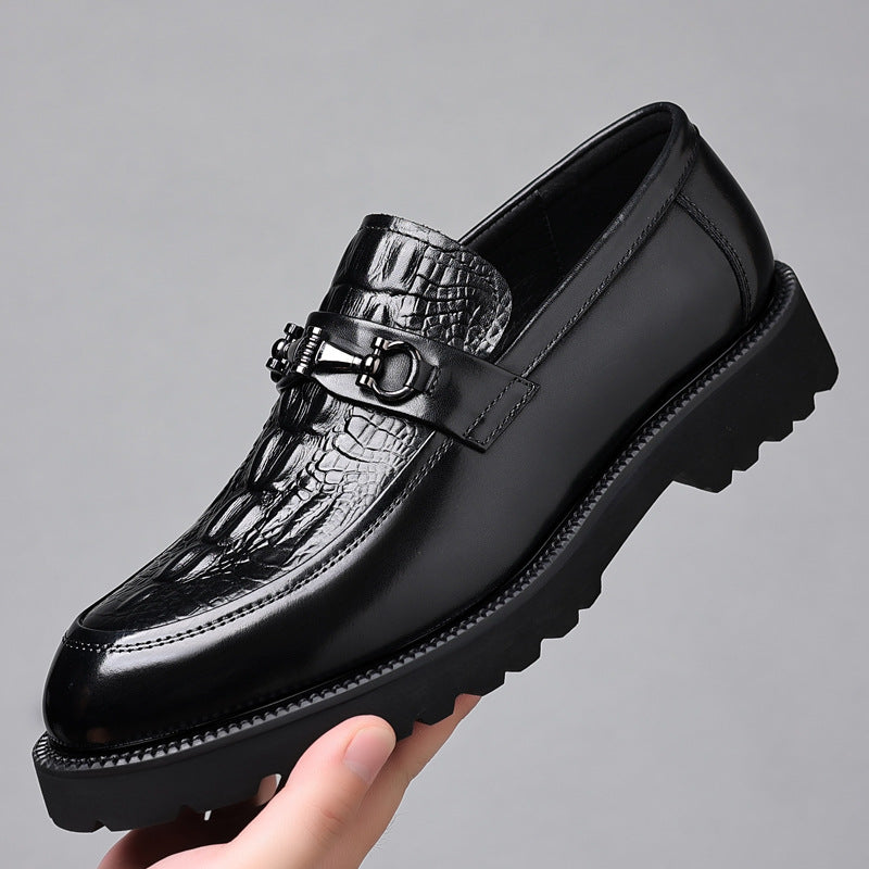 Scarpa mocassino uomo in pelle nera lucida con motivo coccodrillo, suola robusta e fibbia decorativa. Elegante calzatura formale.