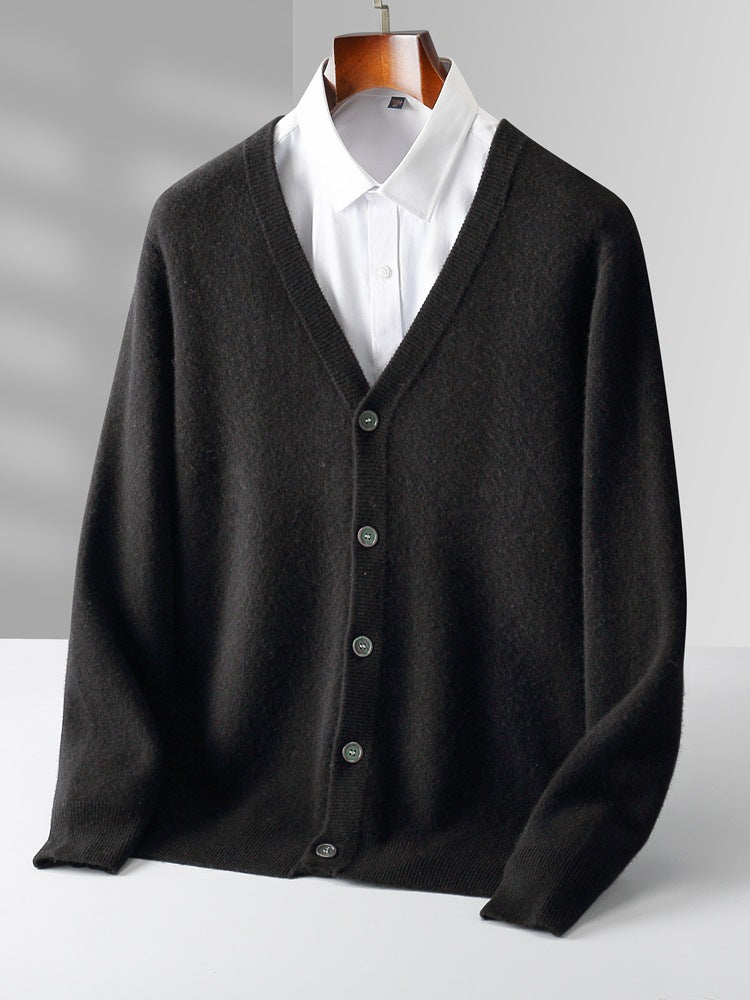 Cardigan nero in lana con scollo a V, abbinato a camicia bianca. Elegante maglione da uomo, ideale per look formali e casual.