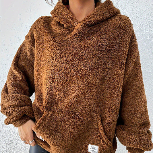 Donna con felpa marrone in pile, morbida e calda, ideale per l'inverno. Moda casual, abbigliamento comodo, stile autunnale.