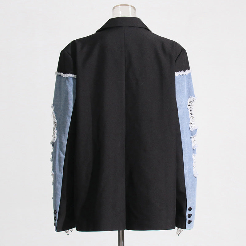Giacca nera con maniche in denim strappato, design moderno e casual, perfetta per moda streetwear e look urbano.