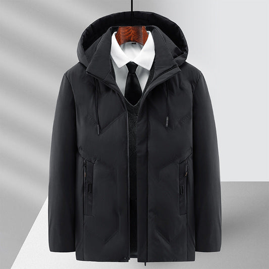 Giacca invernale nera elegante con cappuccio, abbinata a camicia bianca e cravatta nera. Moda uomo, abbigliamento formale, stile moderno.