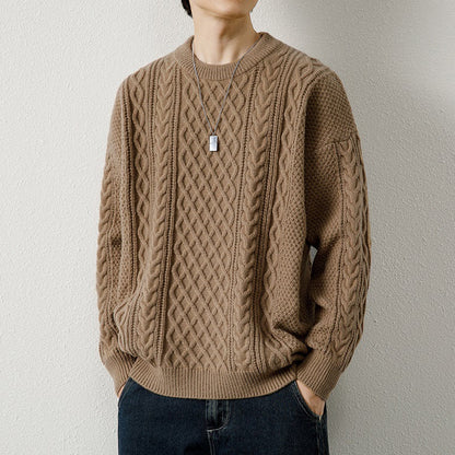 Maglione marrone a trecce indossato da una persona, abbinato a jeans scuri. Stile casual autunnale, moda uomo, abbigliamento invernale caldo.