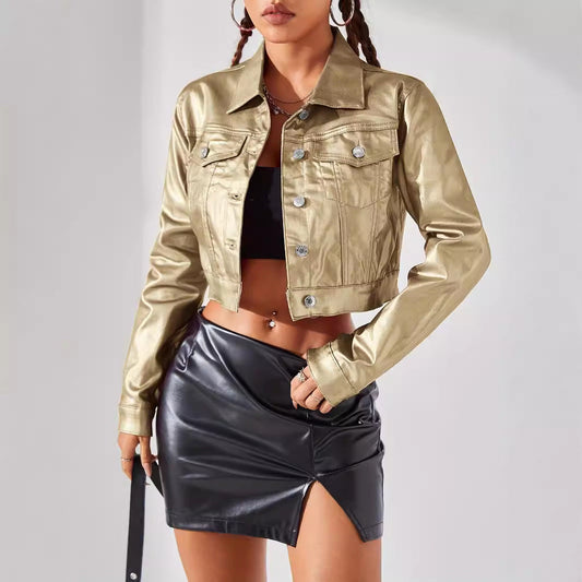 Giacca corta in pelle dorata su donna con top nero e gonna in pelle nera. Moda autunnale, stile urbano, abbigliamento femminile trendy.