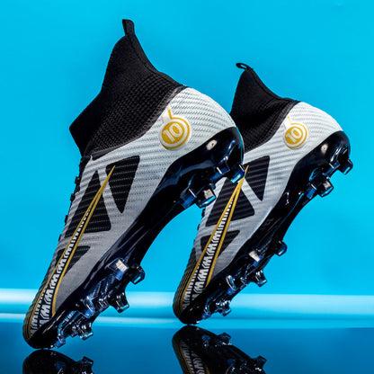 Scarpe da calcio bianche e nere con tacchetti, design moderno, sfondo blu, logo dorato "10", calzature sportive, alta performance, stile elegante.