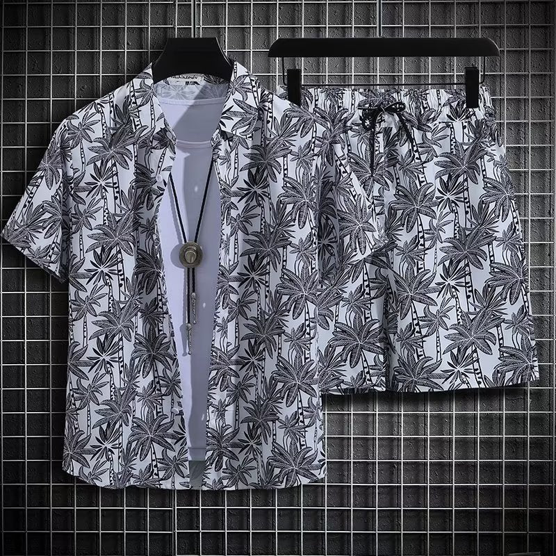 Completo estivo da uomo con camicia e pantaloncini a fantasia di palme bianche e nere, perfetto per moda casual e vacanze tropicali.