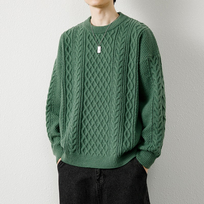 Maglione verde a trecce, uomo, stile casual, indossato con jeans neri. Design elegante, moda autunnale, tessuto caldo e confortevole.