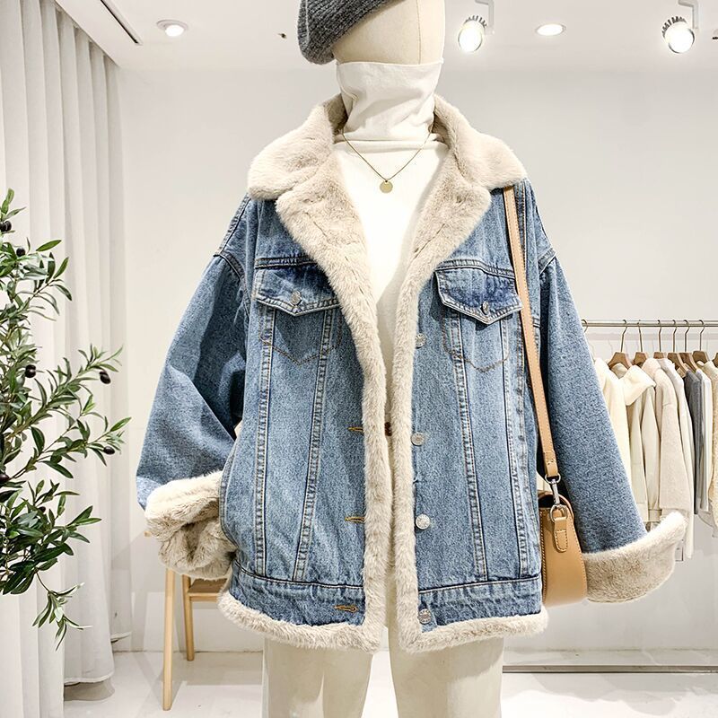 Giacca di jeans con fodera in pelliccia sintetica, esposta su manichino in negozio di moda. Stile casual, trendy, perfetto per l'inverno.