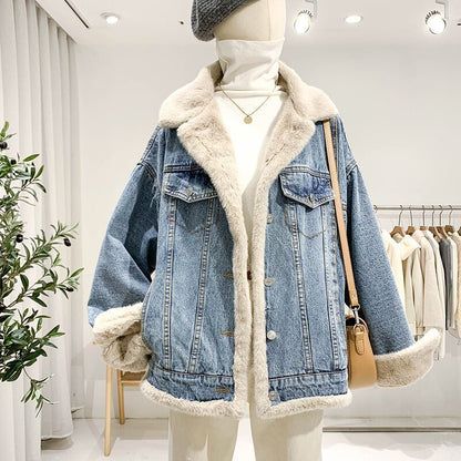 Giacca di jeans con fodera in pelliccia sintetica, esposta su manichino in negozio di moda. Stile casual, trendy, perfetto per l'inverno.