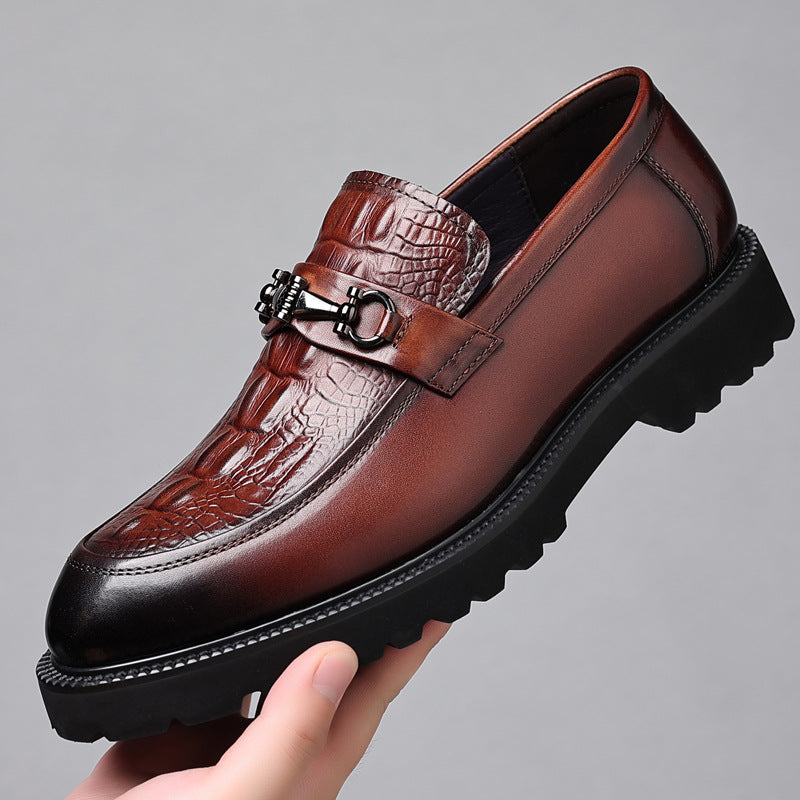Scarpa mocassino uomo in pelle marrone con motivo coccodrillo, suola nera robusta e fibbia decorativa in metallo. Elegante calzatura formale.