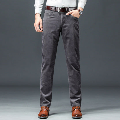 Uomo in pantaloni grigi eleganti, camicia bianca e scarpe marroni. Moda maschile, abbigliamento casual chic, stile autunnale.