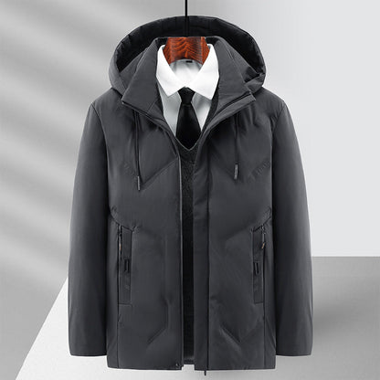 Giacca invernale grigia con cappuccio, appesa su gruccia, sopra camicia bianca e cravatta nera. Moda uomo elegante, abbigliamento formale caldo.