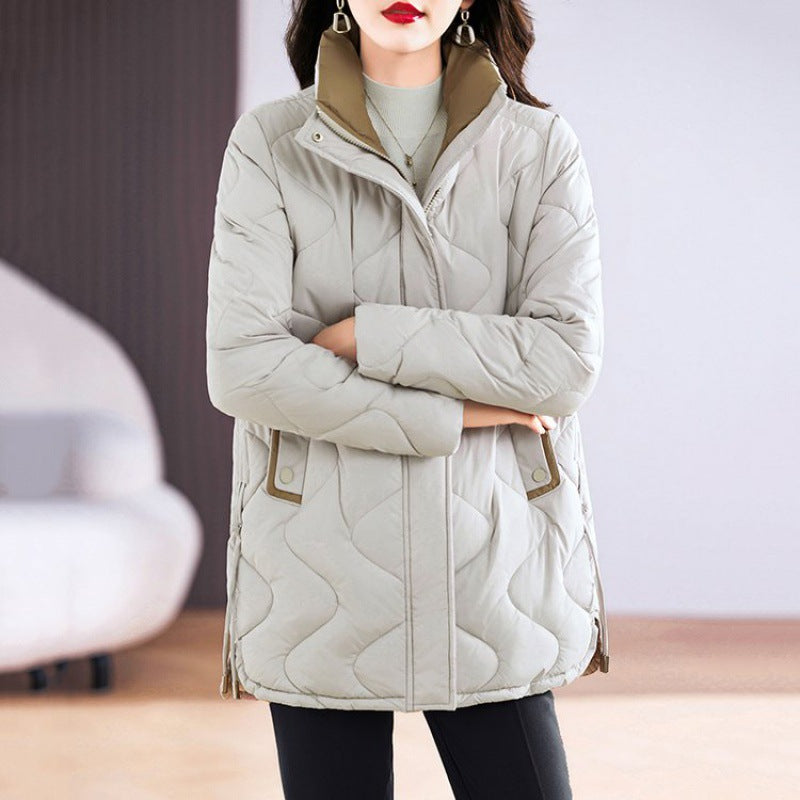 Giacca trapuntata beige da donna, design elegante, chiusura a zip, tasche laterali, perfetta per l'inverno. Moda femminile, abbigliamento caldo.