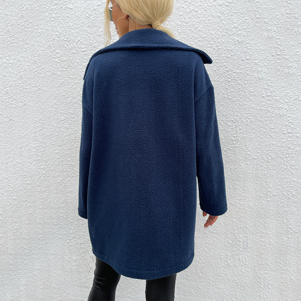 Donna con cappotto blu scuro in pile, vista posteriore. Moda autunnale, abbigliamento caldo, stile casual. Sfondo bianco testurizzato.
