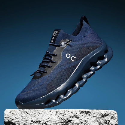 Scarpa da corsa blu su sfondo blu, design moderno con suola ammortizzata e logo "OC". Scarpe sportive leggere e traspiranti per uomo.