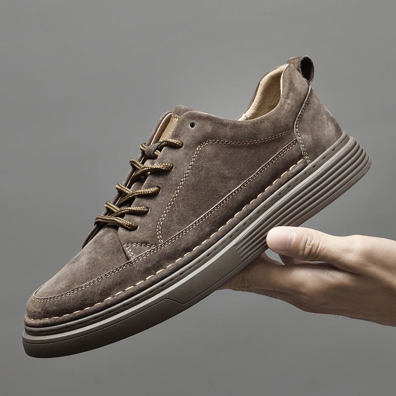 Scarpa casual in pelle scamosciata marrone con suola spessa, cuciture a vista e lacci marroni. Design moderno e confortevole per uomo.