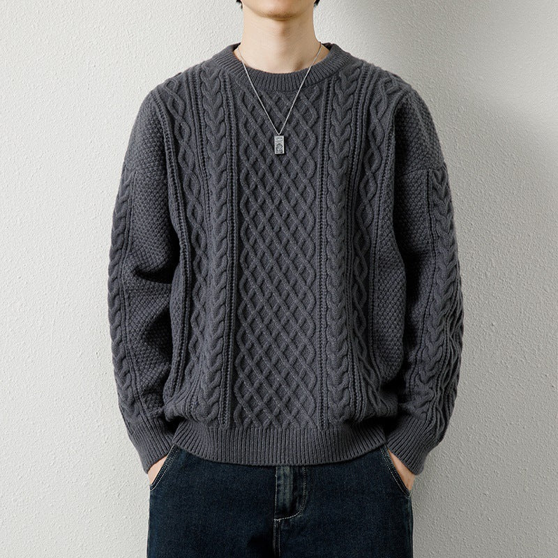 Maglione grigio a trecce indossato da uomo, stile casual, con collana argento. Moda autunnale, abbigliamento maschile elegante e confortevole.